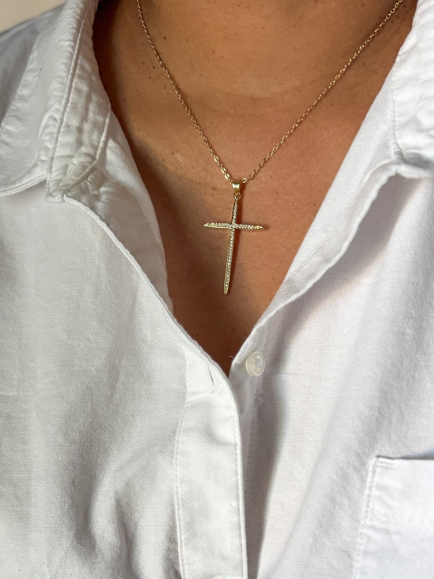 Elegant cross necklace