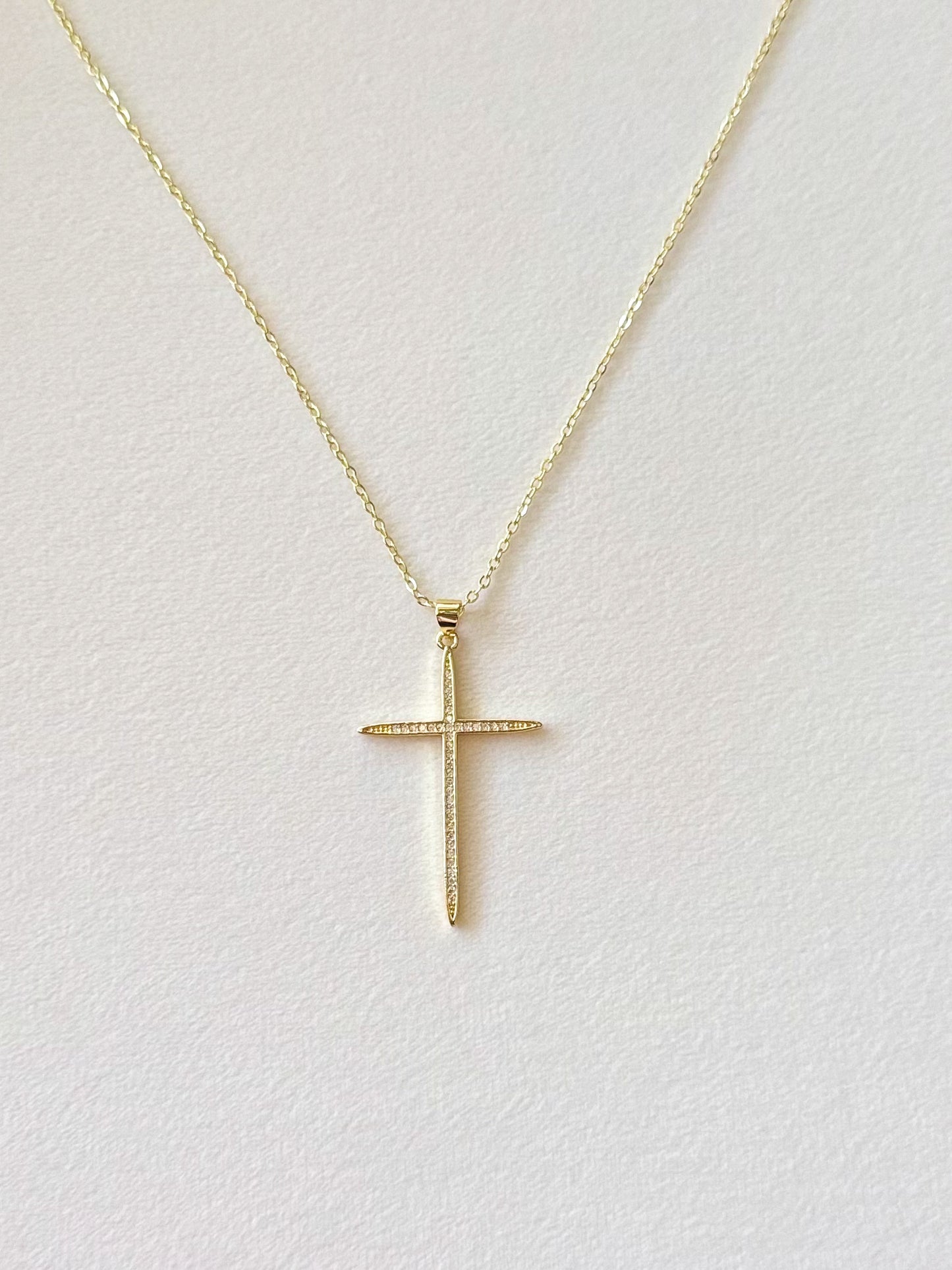 Elegant cross necklace