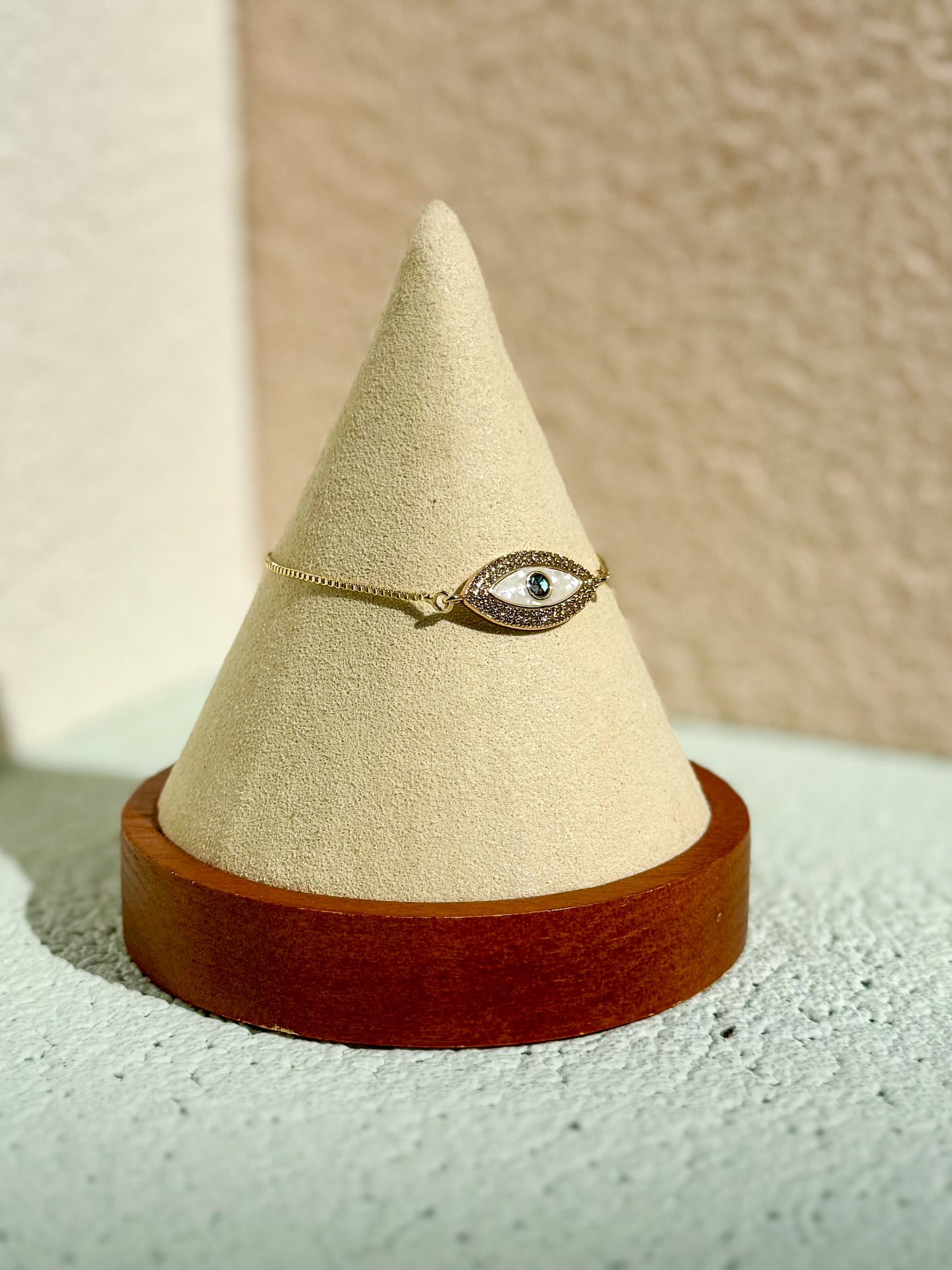 Mother of pearl eye bracelet
