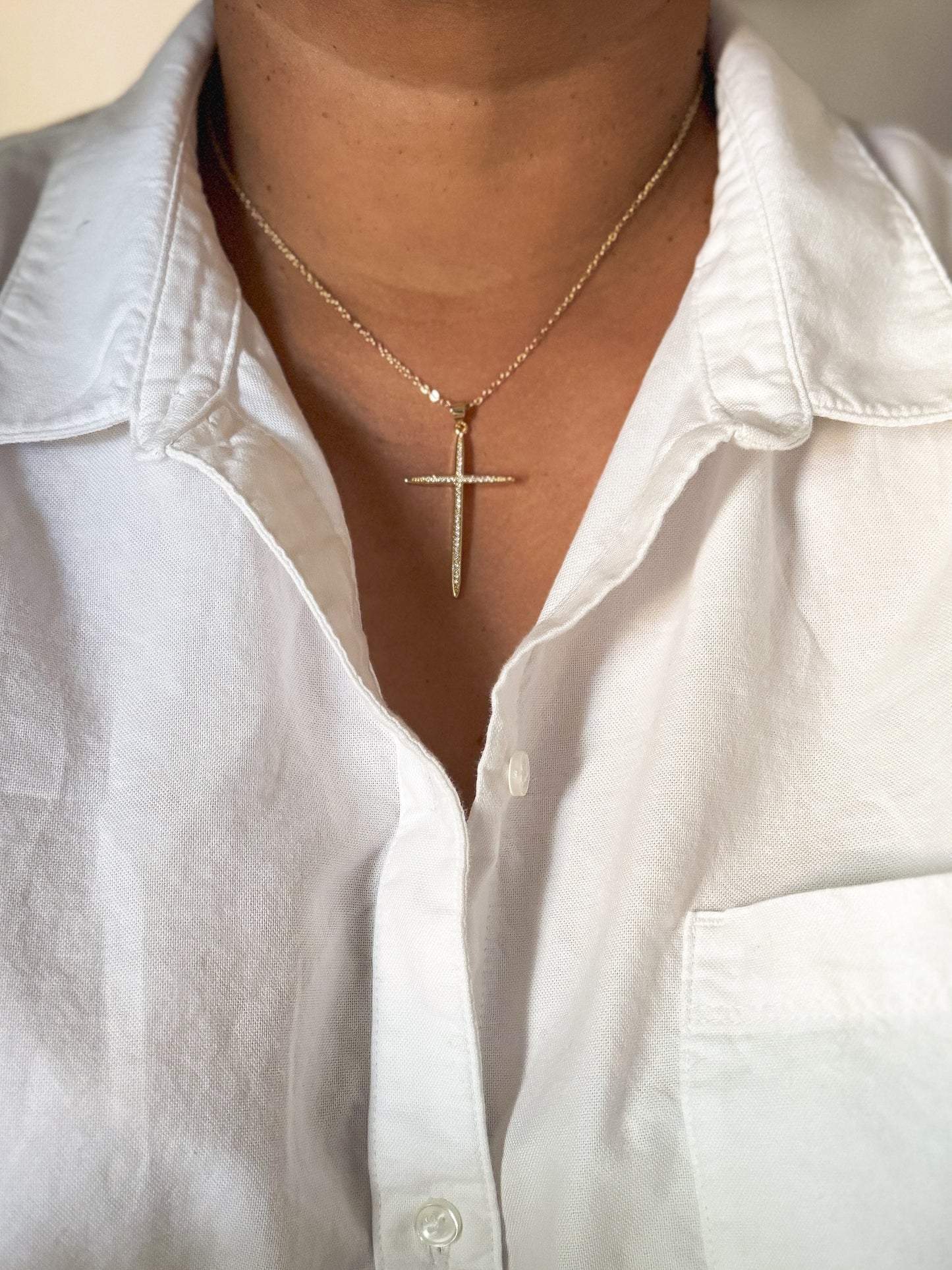 Elegant cross necklace
